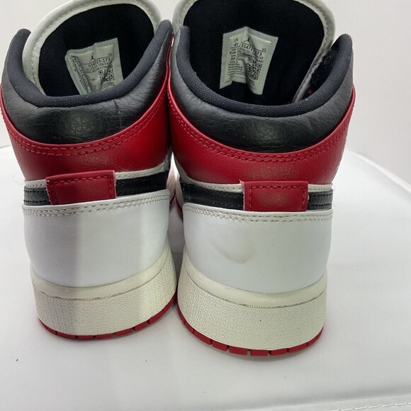 Air Jordan 1 Mid Chicago White Black Red Retro Sneakers Size 4Y Leather boy or g - Picture 6 of 9